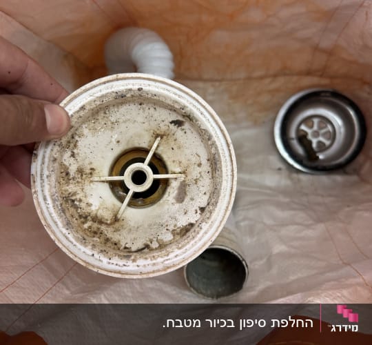 פירוק והחלפה של סיפון וחלקי ניקוז ישנים לכיור